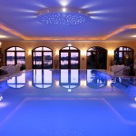 Der beleuchtete Pool der Spalounge Der beleuchtete Pool der Spalounge